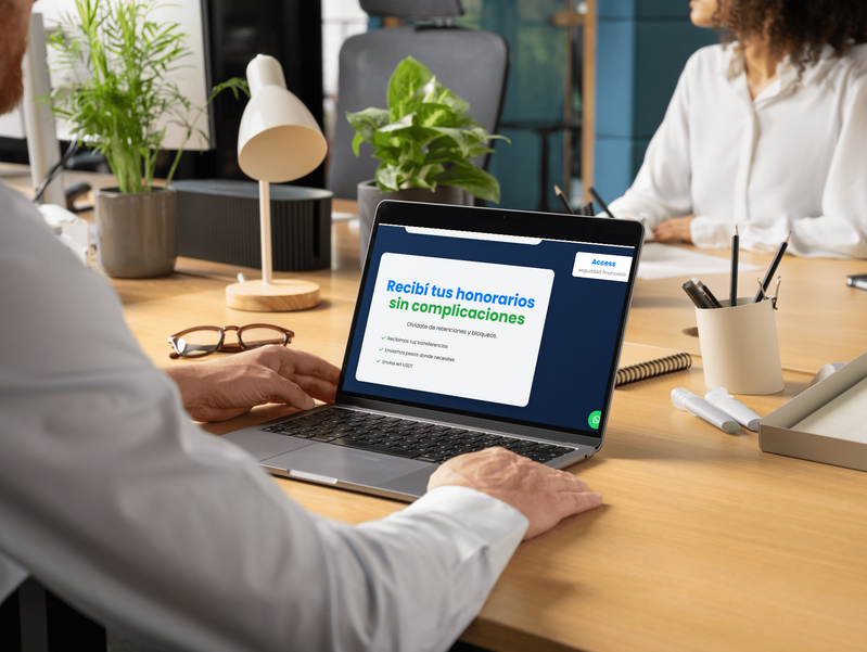 Persona trabajando en una laptop con un sitio web de fintech